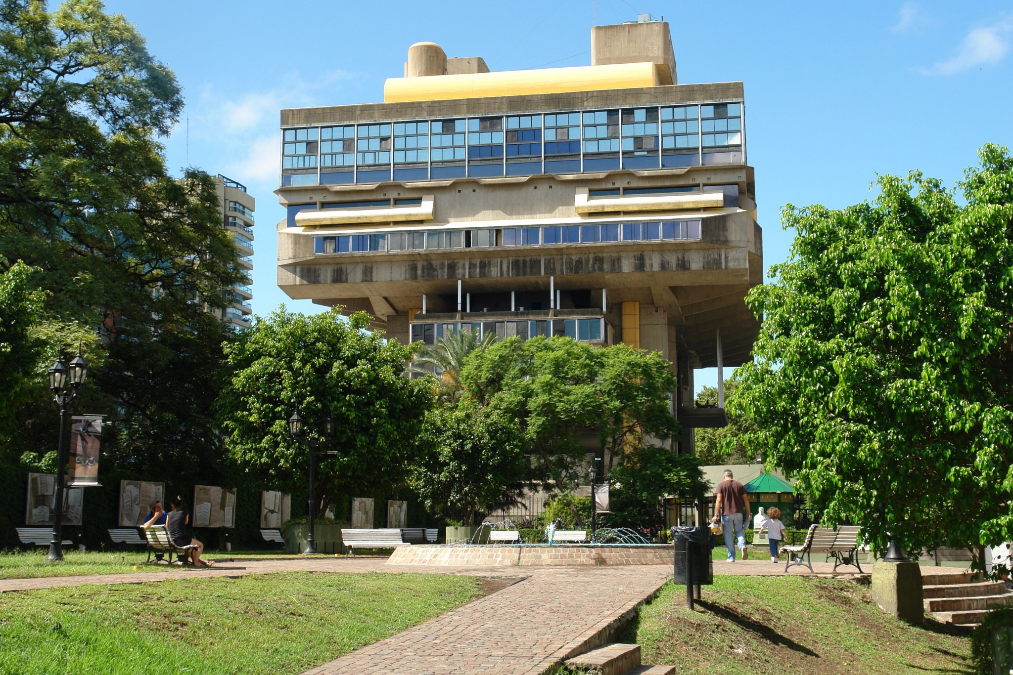 Biblioteca_Nacional_de_la_República_Argentina,_Buenos_Aires,_Argentina-21Feb2011