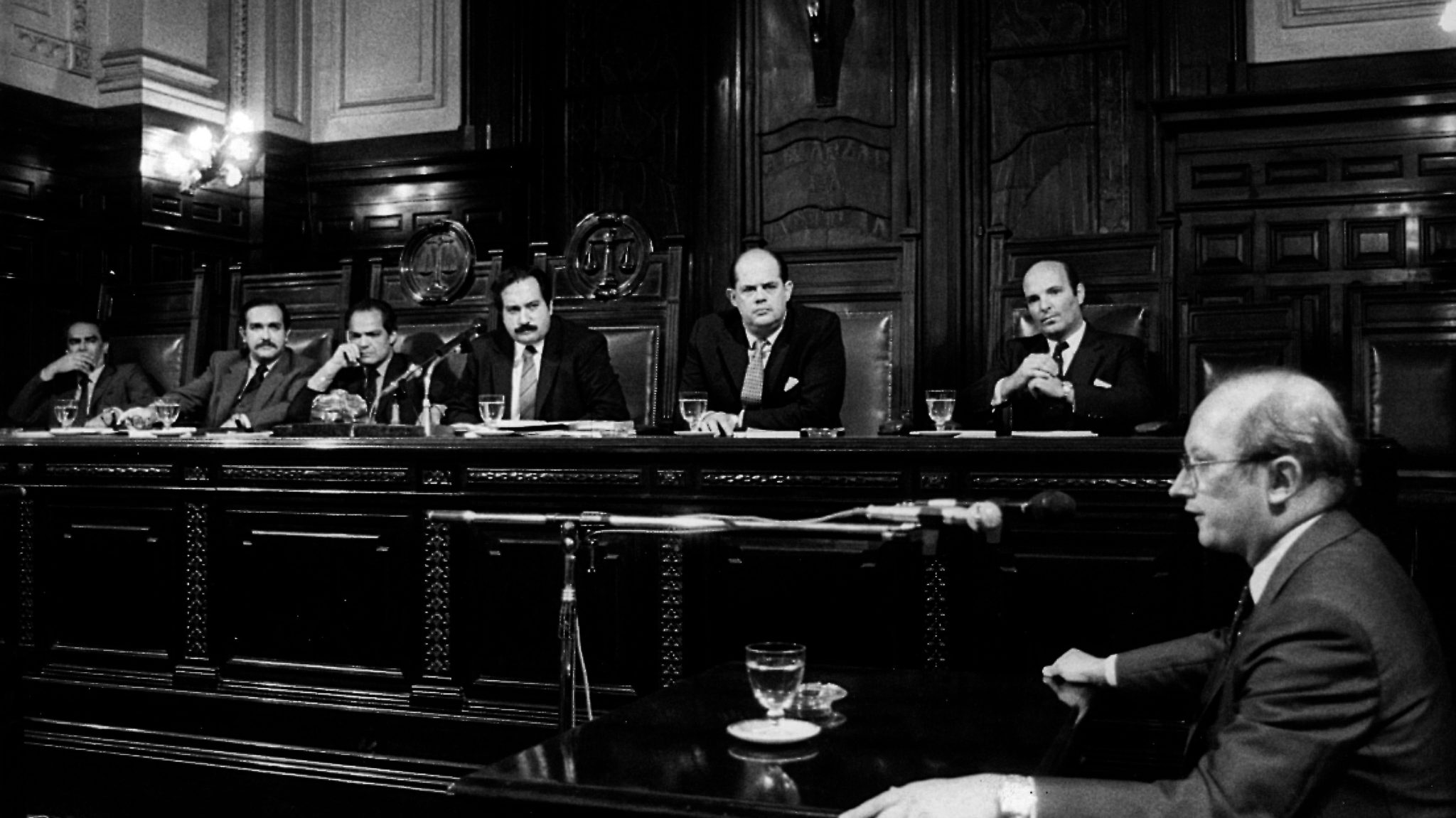 Télam 05/12/2015
Buenos Aires, Buenos Aires, El 9 de diciembre de 1985, la Cámara Federal dictó sentencia en el marco del Juicio a las Juntas Militares, la emblemática "Causa 13" llegaba a su fin con condenas que confirmaron un plan sistemático de exterminio por parte de la dictadura cívico militar que había usurpado el poder el 24 de marzo de 1976. Los jueces que dictaron la histórica sentencia: Guillermo Ledesma, Ricardo Gil Lavedra, Jorge Torlasco, León Arslanián, Andrés D'Alessio y Jorge Valerga Araoz.