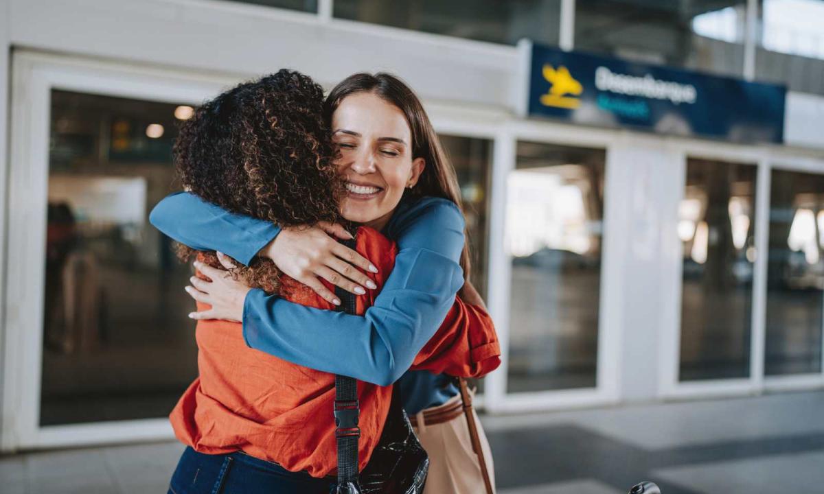 abrazo-emotivo-en-el-aeropuerto