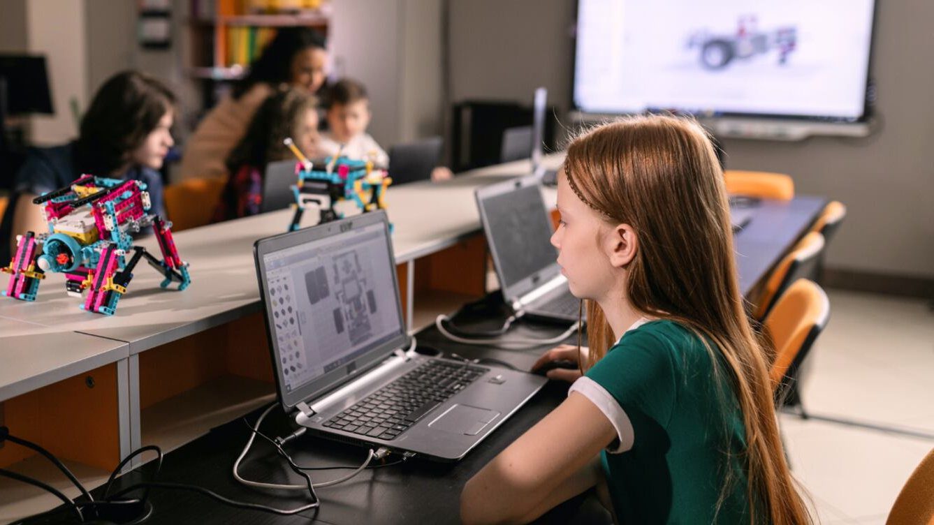 Inteligencia Artificial en la educación: desafíos y el factor que condiciona su avance en Argentina.