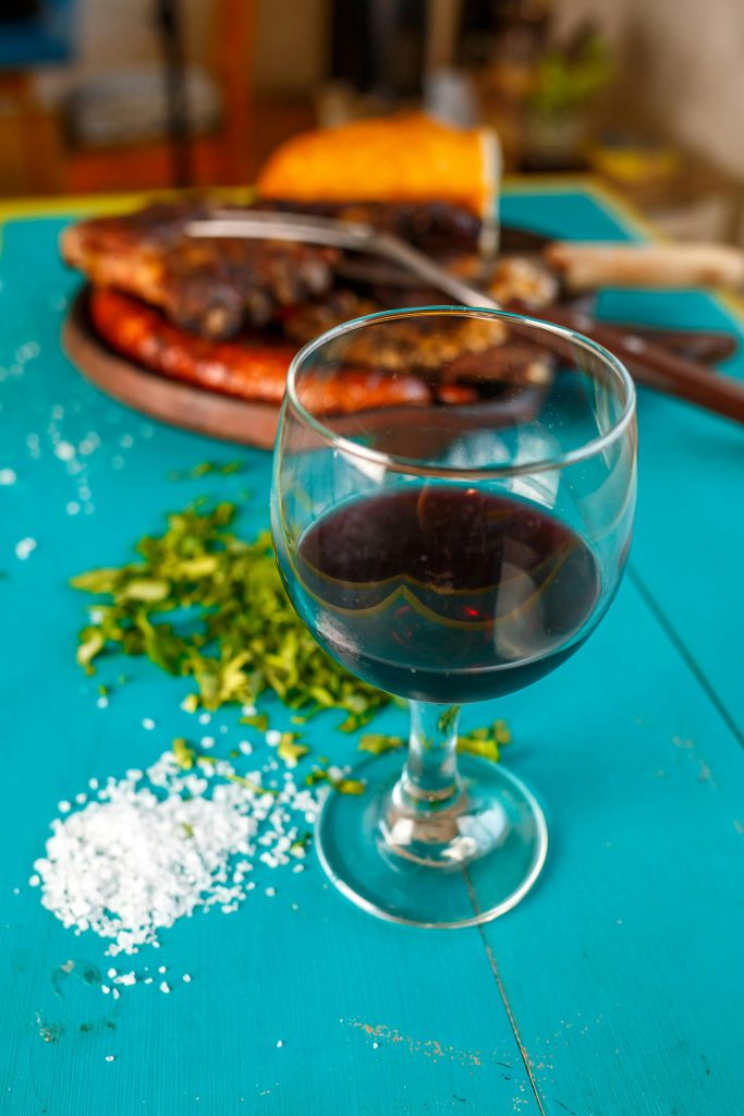 Asado argentino con una copa de vino