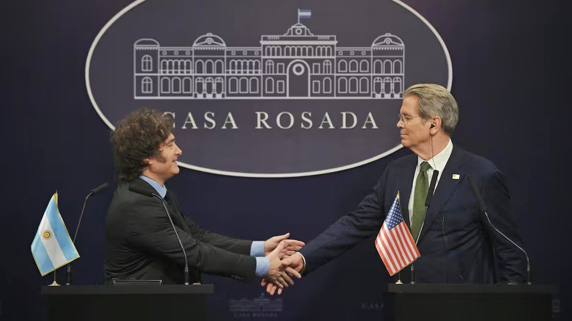 Imagen de Javier Milei y Scott Bessent, secretario del Tesoro de los Estados Unidos.