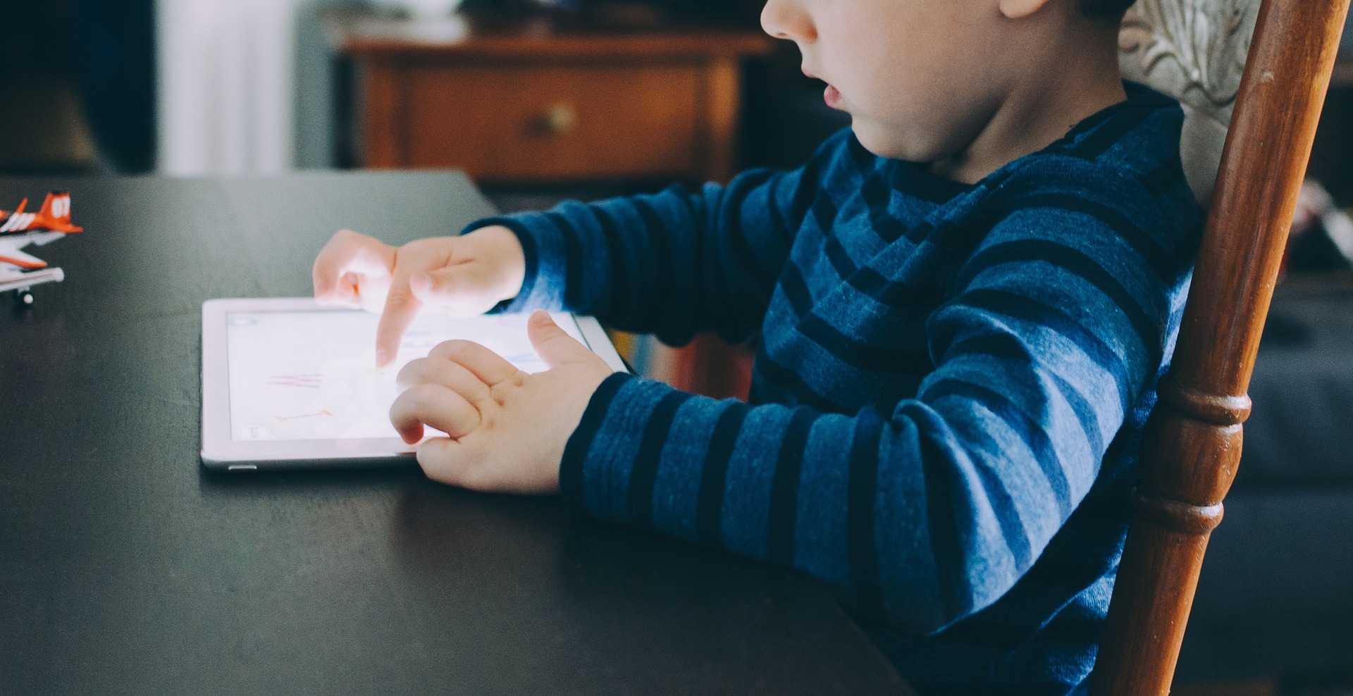 Los niños más pequeños no deben exponerse a las pantallas digitales
