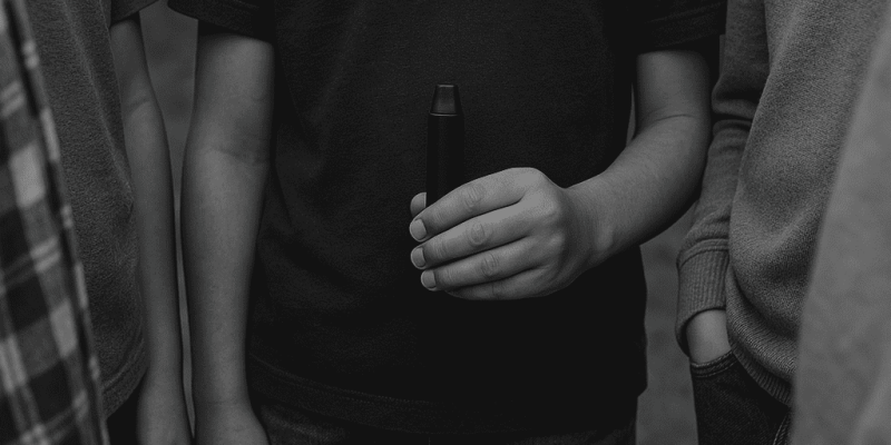 Ronda de niños de 10 años fumando