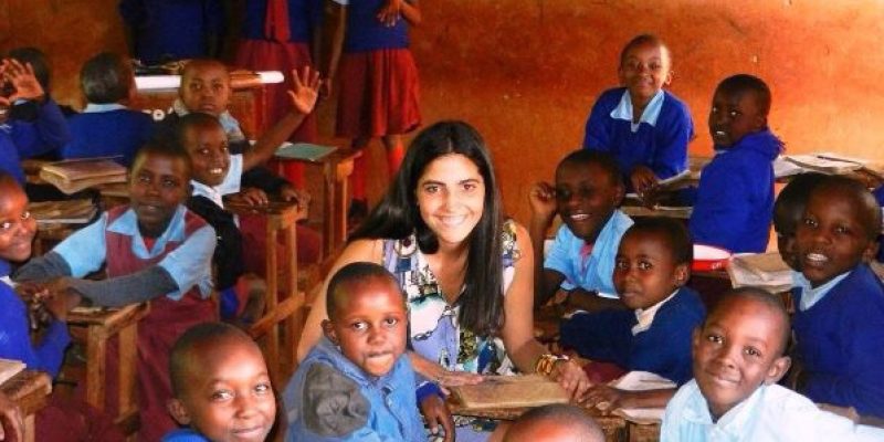 Victoria Ayerza viajó a África para hacer un voluntariado como maestra en Kenia.