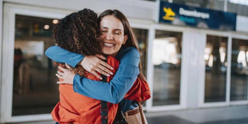 abrazo-emotivo-en-el-aeropuerto