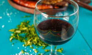 Asado argentino con una copa de vino