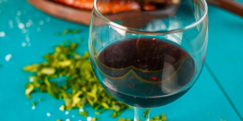 Asado argentino con una copa de vino
