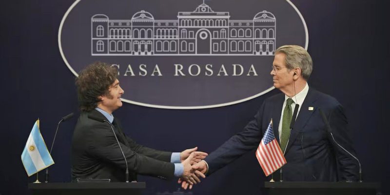 conferencia-de-javier-milei-y-scott-bessent-OJDRBNIGFZFCRL2RRJL7WFBP6M Imagen de Javier Milei y Scott Bessent, secretario del Tesoro de los Estados Unidos.