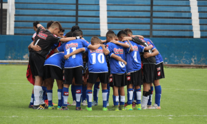 El entusiasmo por el fútbol requiere un duro camino para ser profesional