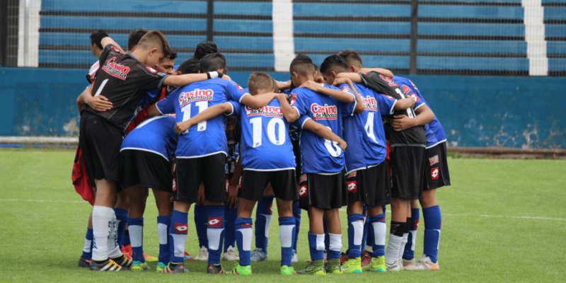 El entusiasmo por el fútbol requiere un duro camino para ser profesional