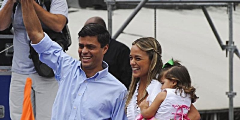 Leopoldo López y Lilian Tintori, junto a su hija.