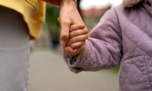 manos-que-se-sostienen-para-apoyarse-convertido-a-grande