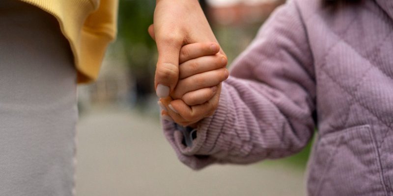 manos-que-se-sostienen-para-apoyarse-convertido-a-grande