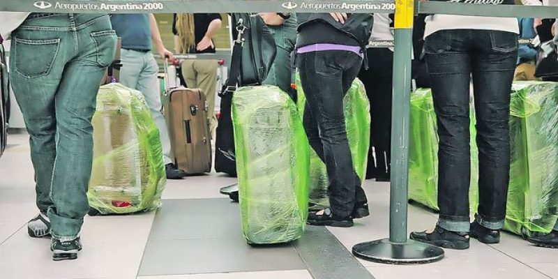 pasajeros-envuelven-valijas-nylon-seguridad_IECIMA20100826_0007_7