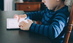 Los niños más pequeños no deben exponerse a las pantallas digitales