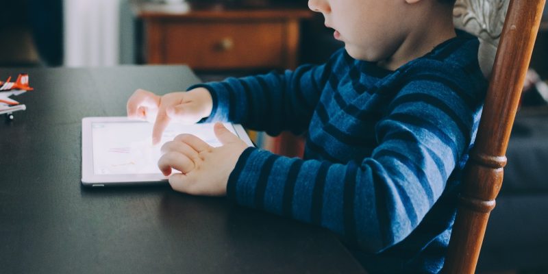 Los niños más pequeños no deben exponerse a las pantallas digitales