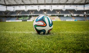 Una pelota de fútbol parada, símbolo de las sanciones que detienen el deporte