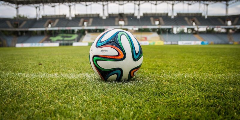 Una pelota de fútbol parada, símbolo de las sanciones que detienen el deporte